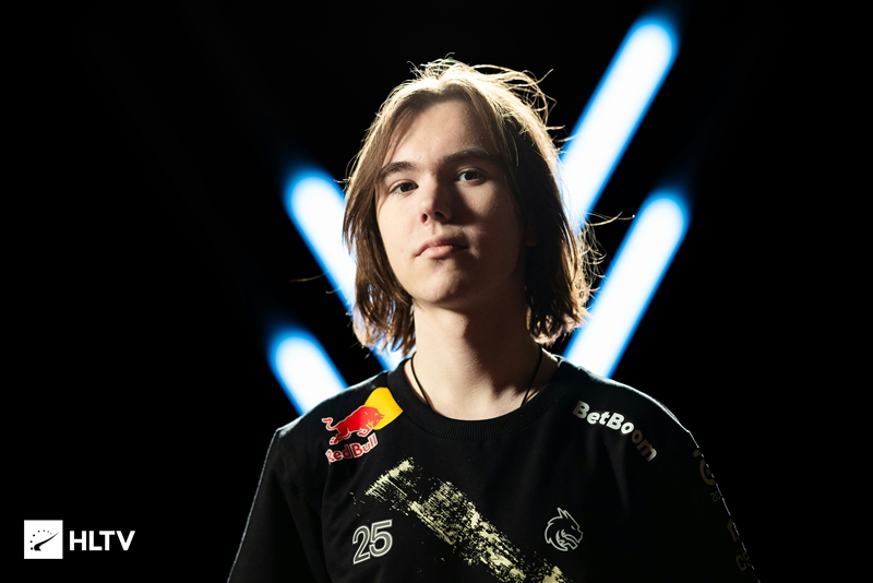 他在更衣室 他在更衣室