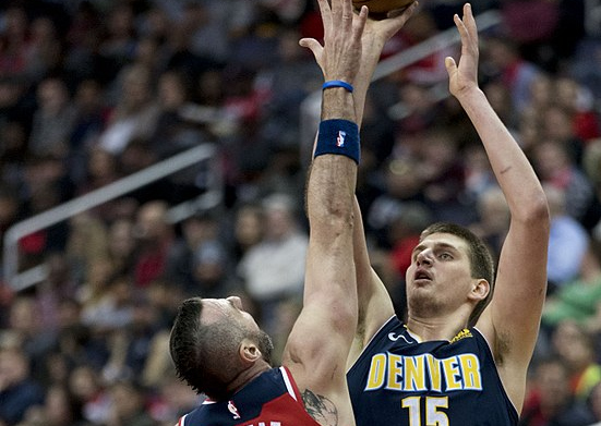 皮球就从中 皮球就从中